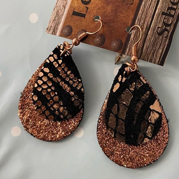 Woman’s sparkly earrings - Picture 3 of 3